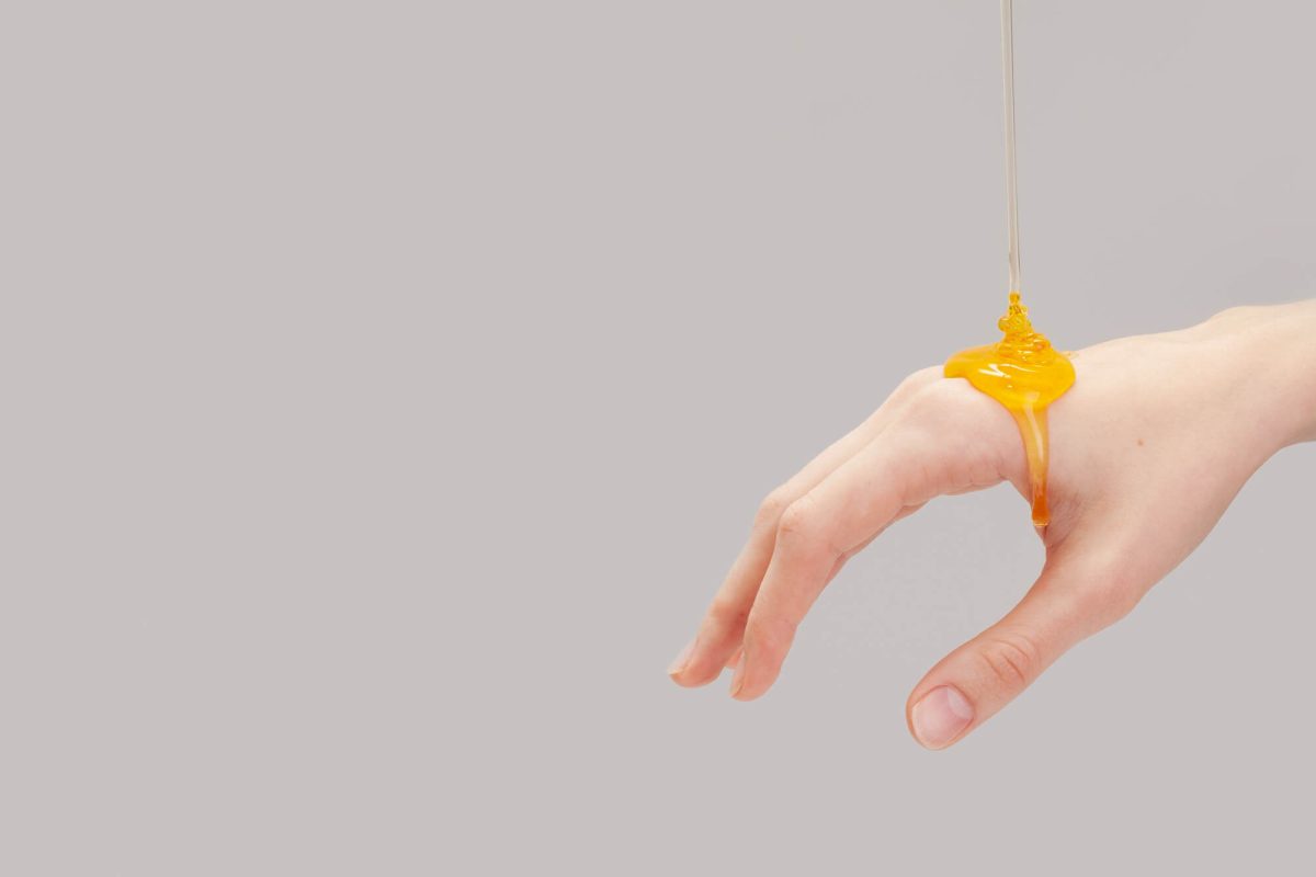 A méz sebre kenve gyógyító hatással bírhat.