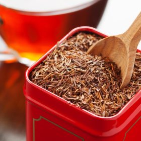 A rooibos tea vélemények alátámasztják a vörös ital népszerűségét.